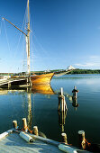 Blick auf ein Boot an einem Steg in den Schären, Finnland, Europa