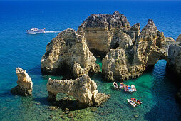 Boote vor der Felsküste im Sonnenlicht, Ponta da Piedade, Algarve, Portugal, Europa