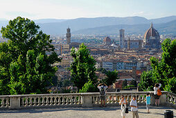 Touristen auf der Terrasse von San Miniato al Monte mit Blick auf Florenz, Florenz, Toskana, Italien, Europa