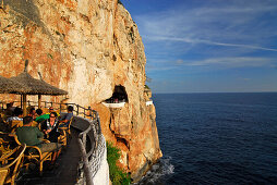 Bar und Discothek in der Cova d´en Xoroi in den Klippen bei Cala en Porter, Menorca, Balearen, Spanien
