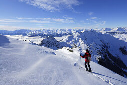 Skitourengeherin genießt Aussicht auf Nebelmeer im Zillertal, Galtenberg, Kitzbüheler Alpen, Tirol, Österreich