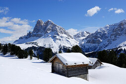 Snow-covered alpine lodge in front of Peitlerkofel, Grosser Gabler, Eisacktal, Dolomites, Trentino-Alto Adige/Südtirol, Italy