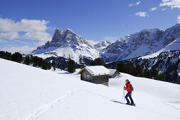 Skitourgeherin, verschneite Almhütte im Hintergrund, Großer Gabler, Eisacktal, Dolomiten, Trentino-Südtirol, Italien