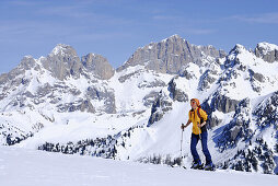 Skitourgeherin, Valacia, Fassatal, Dolomiten, Trentino-Südtirol, Italien