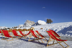 Rote Liegestühle im Schnee, Seiser Alm, Dolomiten, Trentino-Südtirol, Italien