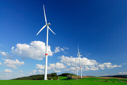 Drei Windräder über Wiese, Bayern, Deutschland