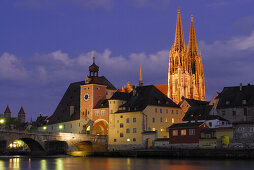 View to Old town with Regensburg cathedral at night, Regensburg, Upper Palatinate, Bavaria, Germany