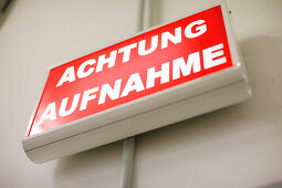 Warnlampe "Achtung Aufnahme" in einem Fernsehstudio