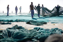 Fischer breiten ihre Netze aus, südlich von Swakopmund, Namibia, Afrika