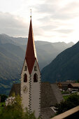 Blick am Abend vom Balkon Hotel Moosmair auf die Kirche von Ahornach und ins Tauferer Tal, Sand in Taufers, Südtirol, Italien