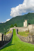 Burg Castelgrande mit Wehrmauer, Weißer Turm und Schwarzer Turm in UNESCO Weltkulturerbe Bellinzona, Bellinzona, Tessin, Schweiz
