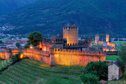 Beleuchtete Burg Castello di Montebello und Castelgrande im Hintergrund in UNESCO Weltkulturerbe Bellinzona, Bellinzona, Tessin, Schweiz