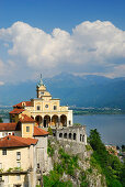 Wallfahrtskirche Santa Maria Assunta, Madonna del Sasso, über Lago Maggiore mit Monte Garzirola im Hintergrund, Locarno, Tessin, Schweiz