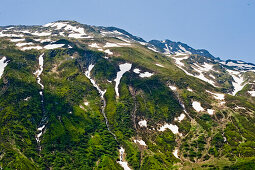 Schneefelder an einem Berghang, Kanton Wallis, Schweiz