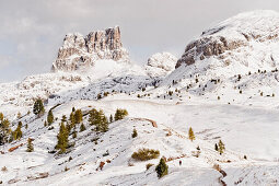 Schneebedeckte Cinque Torri, Dolomiten, Venetien, Italien