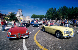 Oldtimer Parade vor der Skaligerburg unter blauem Himmel, Sirmione, Gardasee, Lombardei, Italien, Europa