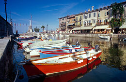 Fischerboote im Hafen unter blauem Himmel, Lazise, Gardasee, Venetien, Italien, Europa