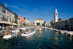 Motorboote im Hafen unter blauem Himmel, Lazise, Gardasee, Venetien, Italien, Europa