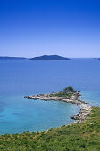 Idyllische Küstenlandschaft unter blauem Himmel, Makarska Riviera, Kroatische Adriaküste, Dalmatien, Kroatien, Europa