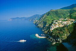 Ausflugsschiff vor der Felsküste, Blick auf Riomaggiore, Cinque Terre, Ligurien, Italienische Riviera, Italien, Europa
