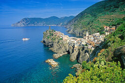 Excursion ship off the rocky coast, view at Vernazza, Cinque Terre, Liguria, Italian Riviera, Italy, Europe