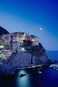 Vollmond über dem Dorf Manarola, Cinque Terre, Ligurien, Italienische Riviera, Italien, Europa
