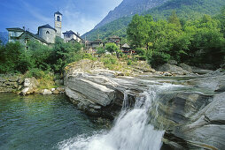 Ein Wasserfall im Valle Verzasca vor dem Dorf Lavertezzo, Tessin, Schweiz, Europa