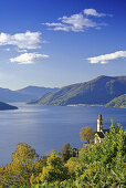 Blick über die Kirche von Ronco sopra Ascona zum Lago Maggiore, Tessin, Schweiz, Europa