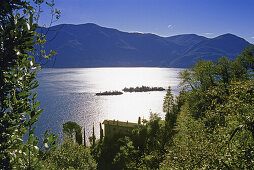 Blick auf ein Landhaus und die Brissago Inseln im Sonnenlicht, Lago Maggiore, Tessin, Schweiz, Europa