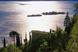 Blick auf ein Landhaus und die Brissago Inseln im Sonnenlicht, Lago Maggiore, Tessin, Schweiz, Europa