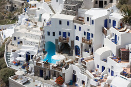 Blick auf Schwimmbad und Häuser am Hang, Oia, Santorin, Kykladen, Griechenland, Europa