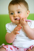 Baby (8 Monate) mit Zahnbürste, Wien, Österreich