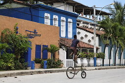 Mann auf einem kuriosem Fahrrad, Playa El Tirano, Isla de Margarita, Nueva Esparta, Venezuela