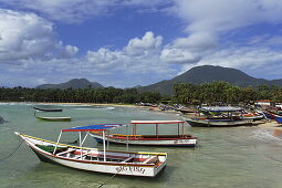 Fischerboote am Strand von Playa El Tirano, Isla de Margarita, Nueva Esparta, Venezuela