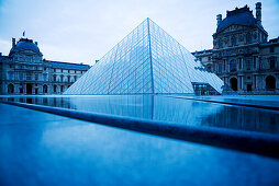Der Louvre mit der Pyramide, Paris, Frankreich