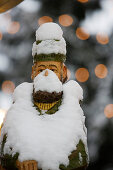Schneebedeckte Holzfigur, Weihnachtsmarkt, Annaberg-Buchholz, Erzgebirge, Sachsen, Deutschland