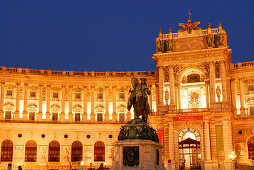 Prinz-Eugen-Reiterstatue vor der beleuchteten Hofburg, Wien, Österreich