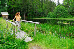Frau steht auf einem Steg, Nationalpark Bayerischer Wald, Bayerischer Wald, Niederbayern, Bayern, Deutschland