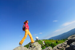 Frau balanciert über Felsen, Großer Arber, Nationalpark Bayerischer Wald, Niederbayern, Bayern, Deutschland