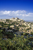 Blick auf das Dorf Gordes unter Wolkenhimmel, Vaucluse, Provence, Frankreich, Europa