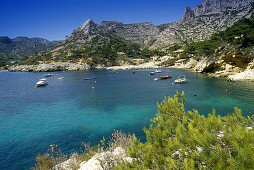 Boote in einer kleinen Bucht unter blauem Himmel, Calanque de Sormiou, Côte d´Azur, Provence, Frankreich, Europa