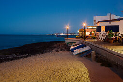 Boote und Restaurant am Strand in der Abenddämmerung, Corralejo, Fuerteventura, Kanarische Inseln, Spanien, Europa