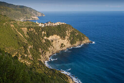 Blick vom Wanderweg auf den Ort Corniglia, Cinque Terre, La Spezia, Ligurien, Italienische Riviera, Italien, Europa