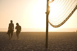 Paerchen am Strand im Abendlicht, Volleyball Netz, Atlantik, beliebter Strand von Windsurfern, Praia de Odeceixe, Algarve, Portugal