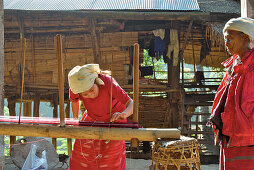 Karen weaving traditional fabric, Mae Sariang, Provinz Mae Hong Son, Thailand, Asia