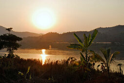 Blick über den Mekong nach Laos bei Sonnenuntergang, Provinz Loei, Thailand, Asien