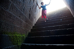 Touristin auf der Treppe des heiligen Brunnentempels Santa Cristina, Paulilatino, Sardinien, Italien, Europa