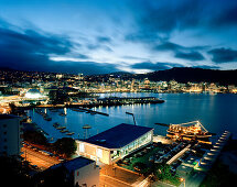 Blick über den beleuchteten Lambton Harbour mit Clyde Quay Marina am Abend, Wellington, Nordinsel, Neuseeland