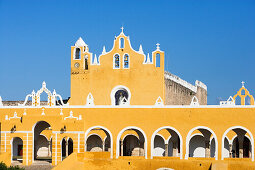 St. Antonio de Padua ist ein Franziskanerkloster, es wurde aus den Steinen einer Pyramide gebaut, Izamal, auch die gelbe Stadt genannt, Bundesstaat Yucatan, Halbinsel Yucatan, Mexiko
