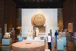 Eingangssaal mit dem aztekischen Stein der Sonne im Nationalmuseum für Anthropologie, Mexiko Stadt, Bundesstaat Mexiko, Mexiko